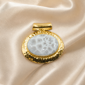 Collier pendentif en larimar rose et natrolite, en argent 925 pur, plaqué or rose et or jaune, fait main, martelé, bijoux de guérison pour elle - Product Image 6