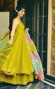 Nouvelle collection de vêtements pour femmes : Lehenga Choli en soie romaine avec bordure en dentelle Gota, Dupatta en organza de soie, pour les fêtes, en matériaux recyclés, style traditionnel - Product Image 3