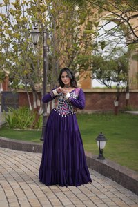 Robes magnifiques pour la Navratri, avec broderies de fils et de miroirs, et dentelle Codi. - Product Image 4
