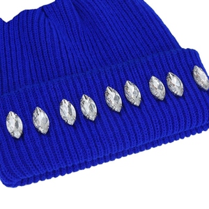 Bonnet en tricot orné de strass pour femme – Chaud et décontracté, motif à pois, en coton et acrylique - Product Image 4
