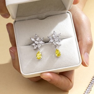 Pendientes de diamantes cultivados en laboratorio de alta calidad y elegantes para celebraciones de cumpleaños y días especiales disponibles a buen precio. - Product Image 3