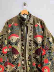 Abrigo de Terciopelo Caqui Artesanal con Bordado Suzani para Mujer, Diseño Floral de Jardín, Chaqueta Étnica Boho, Proveedor Mayorista de Moda - Product Image 5