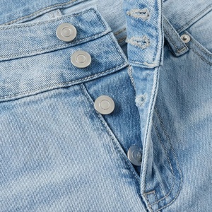 กางเกงยีนส์ขาสั้นผู้หญิง ระบายอากาศได้ดี เป็นมิตรกับสิ่งแวดล้อม ผ้าฝ้าย กระดุมผ่าหน้า เอวสูง ทรงบูตี้ฟิต ลายพิมพ์ลำลอง แฟชั่นทันสมัย - Product Image 4