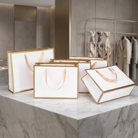 Sac en papier kraft de luxe robuste fait main avec design imprimé personnalisé et poignées torsadées renforcées pour l'emballage de montres