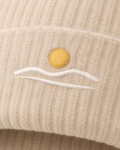 Gorro de Punto Acrílico Beige con Logo de Sol Bordado, Cálido y Suave para Invierno, Fabricante OEM, Unisex - Product Image 5