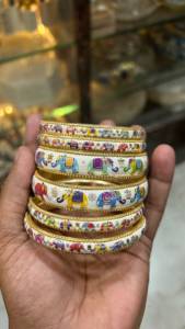 Exquisitos Brazaletes de Latón con Incrustaciones de Piedras de Colores, Joyería de Moda para Uso Festivo Tradicional - Product Image 3