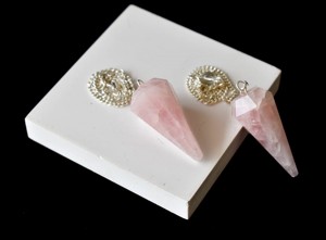 Venta al por Mayor de Péndulos Facetados de Cuarzo Rosa, Cristal Natural para Sanación y Meditación - Product Image 2