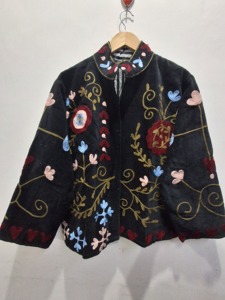 Veste en velours brodée pour femme, manteau floral de luxe fait main, vêtement d'extérieur artisanal de style bohème - Product Image 4