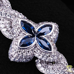 Esta lujosa pulsera de moissanita presenta un elegante diseño floral inspirado en mariposas, realzado con un azul real intenso. - Product Image 2