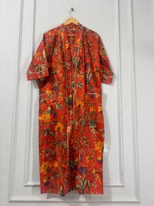 Peignoir Kimono Floral Élégant Rouge Fait Main en Coton pour Femme, Léger, Vêtement de Nuit d'Été avec Logo Avant - Product Image 5