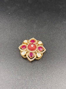 Collar de Plata Chapado en Oro con Colgante Floral y Detalles en Dobleto Rojo, Estilo Clásico para Mujer, Ideal para Bodas y Compromisos - Product Image 4