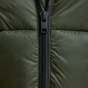 Chaqueta Acolchada Negra Unisex de Talla Grande con Cuello Redondo y Camuflaje Personalizado, con Logotipo Frontal Impermeable y Resistente al Viento de Alta Calidad - Product Image 5