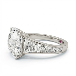 Anillo de Diamantes Cultivados en Laboratorio con Certificación IGI, 4.58TCW, Corte Cojín, Oro Blanco de 18K, Anillo de Compromiso con Tres Diamantes y Diamante Lateral Trapezoidal - Product Image 4