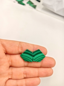 En gros, pierre précieuse naturelle de malachite verte, paire de cabochons à taille rose et ovale, pierre brute, cristal de guérison avec jeu de couleurs - Product Image 3
