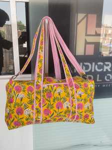 Sac de voyage matelassé en coton avec deux poignées, motif floral Kantha, fermeture ouverte, sac de shopping, cadeau de Noël - Product Image 3