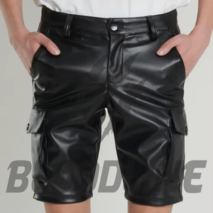Shorts Bermuda pour homme en PU noir avec poches cargo, fermeture boutonnée, style décontracté - Product Image 2