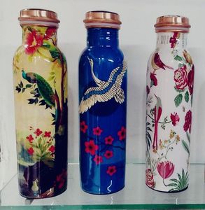 Ensemble de bouteilles d'eau en cuivre imprimées d'animaux et de fleurs, en cuivre pur pour l'ayurveda, le bien-être, la gym, le yoga, avec couvercle anti-fuite, pour une consommation saine en métal. - Product Image 1