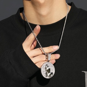 Collier pendentif de luxe en argent 925 plaqué rhodium avec diamants, motif mains en prière, pierres taille baguette, unisexe, pour usage quotidien - Product Image 3