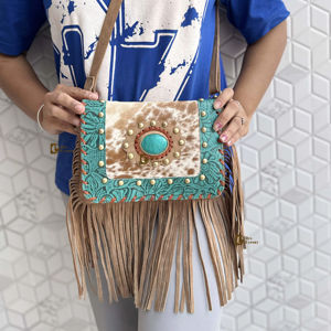 Sac bandoulière artisanal en cuir de vachette avec franges et pierres turquoise, style bohème gypsy, multi-usages, pour femme - Product Image 1