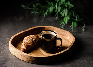 Plateau de service en bois de manguier massif fait à la main de conception irrégulière plateau décoratif pour la table d'hôtel et le restaurant - Product Image 3