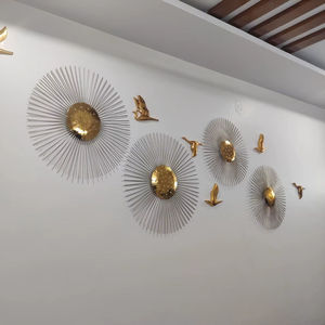 Décoration murale moderne en métal motif soleil éclatant avec oiseaux en vol pour salon et couloir, idéale pour les intérieurs de villas et de complexes hôteliers, provenance Inde - Product Image 1