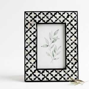 Marco de Fotos de Resina Hecho a Mano con Incrustaciones de Hueso, Elegante Portafotos Personalizado con Patrón de Mosaico Artístico para Interiores Modernos - Product Image 1