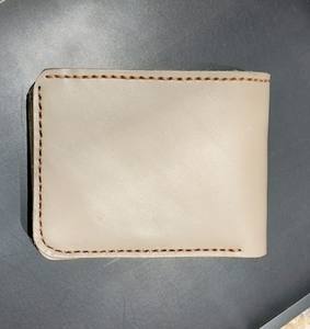 Cartera Bifold Delgada de Cuero Genuino Premium Hecha a Mano con Diseño de Caramelo, Cierre Abierto, Bloqueo RFID, para Uso Diario, Elegante para Hombres - Product Image 1