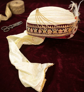 Safa en soie ivoire royal fait main avec bordure Zardosi bordeaux et Kalgi rubis, Turban de mariage de luxe pour marié, Vente en gros - Product Image 3