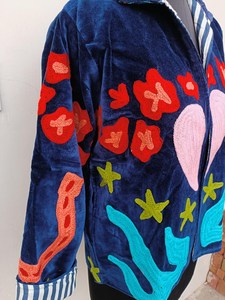 เสื้อโค้ทสีน้ำเงินกรมท่า ตกแต่งด้วยลายปักดอกไม้รูปหัวใจด้วยเทคนิค Punch Needle อย่างประณีต ดึงดูดสายตาด้วยดีไซน์ลายดอกไม้รูปหัวใจแบบนามธรรม - Product Image 5