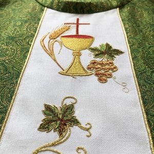 Chasuble vert pour clergé avec bordure dorée et motif de vigne brodé – Vêtement liturgique formel pour prêtres - Product Image 2