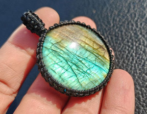 Collier pendentif en macramé fait main avec labradorite verte éclatante, cordon noir, pierre précieuse naturelle, bijou bohème tribal, cristal de guérison - Product Image 4