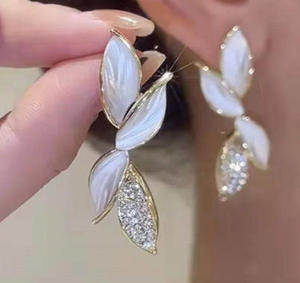 Boucles d'oreilles en feuille plaquées or rose avec accents de perles et cristaux, unisexes, certifiées IGI, bijoux de luxe pour anniversaire, fiançailles, usage quotidien - Product Image 5