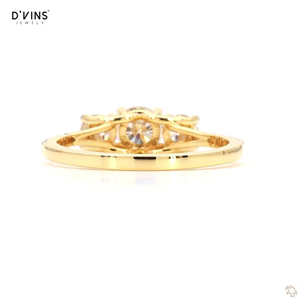 แหวนหมั้นเพชรแล็บโกรว์สามเม็ดทองคำแท้ 18K ยี่ห้อ D'vins ประดับเพชรแบบ Pave Set พร้อมใบรับรอง IGI - Product Image 3