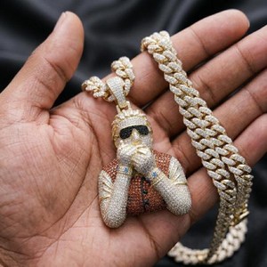 จี้การ์ตูนแบบ Iced Out ประดับเพชรคิวบิกเซอร์โคเนีย ชุบทอง 18K สร้อยคอแฟชั่นฮิปฮอปสำหรับผู้ชาย พร้อมสายฟิกาโร - Product Image 6