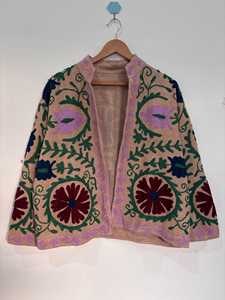 Chaqueta de terciopelo bordada Suzani para mujer, estilo bohemio, hecha a mano en India - Product Image 6
