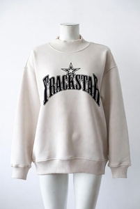 เสื้อสเวตเชิ้ตคอเต่าทรงโอเวอร์ไซส์สีน้ำเงินกรมท่าสำหรับผู้หญิง พิมพ์ลายกราฟิก Trackstar เนื้อผ้าหนา - Product Image 6