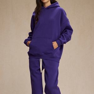 Survêtements personnalisés pour femmes, grammage lourd 500 GSM 350 GSM, en molleton polyester/coton, avec broderie, comprenant un sweat à capuche oversize et un short - Product Image 3