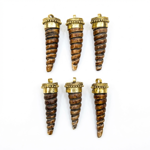 จี้เปลือกหอยมุกธรรมชาติแกะสลักด้วยมือ สไตล์วินเทจ โบโฮ สำหรับทำเครื่องประดับ DIY เป็นมิตรกับสิ่งแวดล้อม เครื่องประดับชาติพันธุ์ สีดำและสีเบจ - Product Image 1