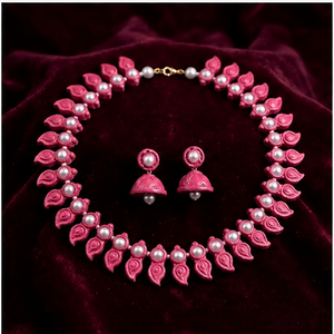 KOTTRAVAI - Juego de Collar y Pendientes de Hoja de Perla Rosa Ecológicos, Chapados en Rodio, Joyería Nupcial de Latón, Boda y Compromiso en Tamil Nadu - Product Image 1