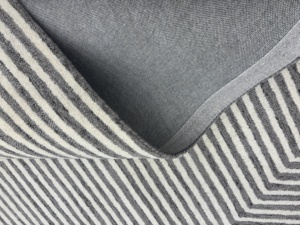 Tapis de sol moderne en laine tuftée à la main avec options de design et de taille personnalisées - Product Image 5