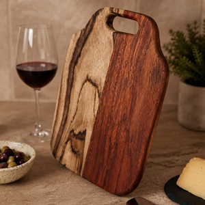 Tabla de cortar de madera de nogal bicolor única con asa integrada de doble tono, perfecta para cortar verduras - Product Image 4