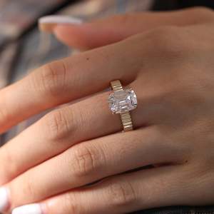 Anillo de Diamante Cultivado en Laboratorio con Certificación IGI, Corte Cojín de 3.5ct, Oro Amarillo de 14K, Banda Acanalada Elegante, Anillo de Compromiso Solitario - Product Image 3