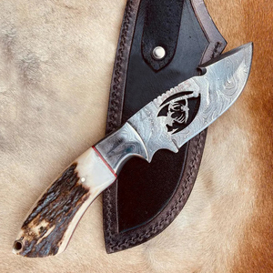 มีดล่าสัตว์เหล็กดามัสกัสแบบ OEM พร้อมด้ามจับทำจากเขาสัตว์ มีตะขอเกี่ยวไส้  มีดใบตายสำหรับตั้งแคมป์และกิจกรรมกลางแจ้ง EDC พร้อมปลอกหนัง - Product Image 1