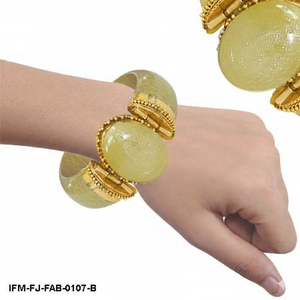 กำไลข้อมือแบบมีบานพับสีทองสไตล์วินเทจ ประดับด้วยหินคาโบชองรูปไข่สีเขียวอ่อน สไตล์โบฮีเมียนสำหรับผู้หญิง - Product Image 6