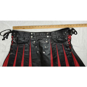 Kilt pour homme en cuir noir et rouge, plissé, utilitaire, avec poche plate sur le devant - Product Image 3