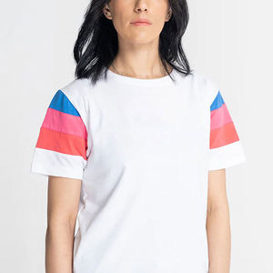 Camiseta Blanca para Mujer con Bloques de Color y Rayas Arcoíris en las Mangas, Cuello Redondo, Casual, Manga Corta, 100% Algodón Jersey - Product Image 1