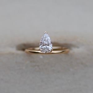 Bague de fiançailles et de mariage pour femme en or jaune 14 carats avec diamant de laboratoire taille poire en forme de larme 1 carat, sertie en panier flottant - Product Image 3