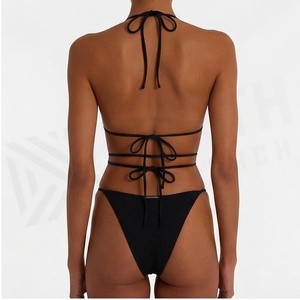 Ensemble bikini deux pièces noir avec haut halter orné de bijoux en forme de coquillages et bas string - Product Image 2