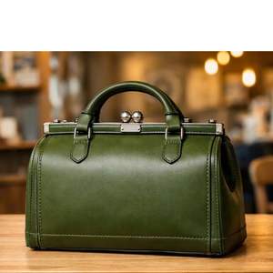 Basado en artículos similares, este es un bolso bandolera de piel sintética azul que a menudo se presenta en los minoristas de moda en línea. - Product Image 2