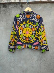 Veste en velours noir pour femmes, brodée de fleurs Suzani, manches longues, col montant, faite à la main, style bohème, vêtement d'extérieur pour l'automne - Product Image 5